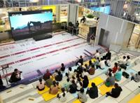 和邻居一起看露天电影，陪孩子绘一幅“未来的我”