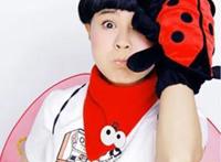 53岁“金龟子”刘纯燕近照，身穿童装锅盖头，脸部细纹暴露年龄