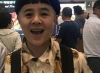 53岁“金龟子”刘纯燕近照，身穿童装锅盖头，脸部细纹暴露年龄