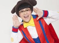 53岁“金龟子”刘纯燕近照，身穿童装锅盖头，脸部细纹暴露年龄