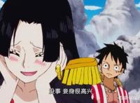 海贼王895集，路飞多次救女帝汉克库，官配的味道越来越浓了