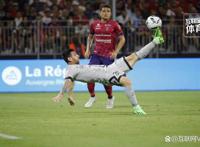 梅西生涯首个倒钩进球引爆社媒，而我爱上了他那双绿色战靴