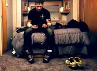 汤姆·哈迪片场照大公开电影《毒液：致命守护者》备受粉丝期待