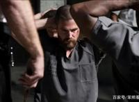 DC宇宙新英雄电影？开场10分钟主角入狱，处境如蝙蝠侠身陷阿卡姆