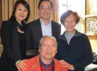 56岁张凯丽晒全家福，富豪老公一脸福相，21岁漂亮女儿是学霸