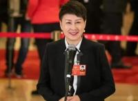 56岁张凯丽晒全家福，富豪老公一脸福相，21岁漂亮女儿是学霸