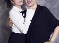 56岁张凯丽晒全家福，富豪老公一脸福相，21岁漂亮女儿是学霸