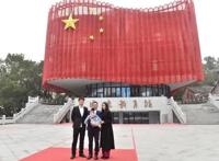 与“国旗教育馆”合影是全家福更是爱国福