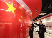 与“国旗教育馆”合影是全家福更是爱国福