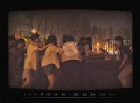 小学生唱《孤勇者》，大学生却在玩老鹰抓小鸡