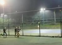 小学生唱《孤勇者》，大学生却在玩老鹰抓小鸡