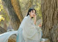 《末世大佬她又美又飒》她空间囤满瓜果鱼肉，重回末世天天吃大肉