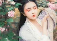 《末世大佬她又美又飒》她空间囤满瓜果鱼肉，重回末世天天吃大肉