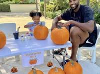 科勒·卡戴珊开南瓜派对，和NBA前男友甜蜜互动，芝加哥给自己涂鸦