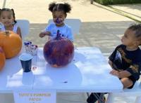 科勒·卡戴珊开南瓜派对，和NBA前男友甜蜜互动，芝加哥给自己涂鸦