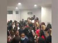 疫情这么严重，芝加哥有人在家开派对，上千人参加