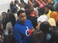 芝加哥上千非裔青年，几乎无防护拥挤开派对，网友愤怒要喷消毒剂