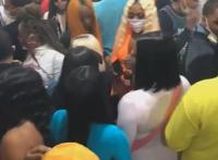 芝加哥上千非裔青年，几乎无防护拥挤开派对，网友愤怒要喷消毒剂