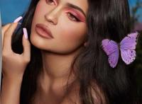 凯莉·詹娜为女儿举办蝴蝶派对，秀曼妙身材，芝加哥胡蝶装抢镜