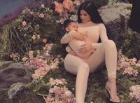 凯莉·詹娜为女儿举办蝴蝶派对，秀曼妙身材，芝加哥胡蝶装抢镜