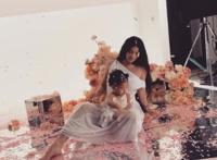 凯莉·詹娜为女儿举办蝴蝶派对，秀曼妙身材，芝加哥胡蝶装抢镜