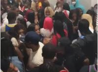 无视居家隔离令芝加哥千人狂欢派对视频流出逼仄房间人头攒动