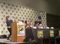 DC电影宇宙应该何去何从？编剧无聊到在发布会上表演杂技！