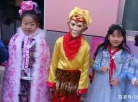 小孩子玩COS能有多还原？血小板萌翻大人，无脸男“称霸”幼儿园