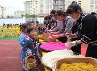 跳布依舞蹈、制作花米饭、吃红鸡蛋，今天这个幼儿园超级热闹！
