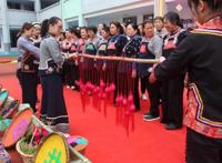 跳布依舞蹈、制作花米饭、吃红鸡蛋，今天这个幼儿园超级热闹！