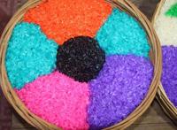 跳布依舞蹈、制作花米饭、吃红鸡蛋，今天这个幼儿园超级热闹！