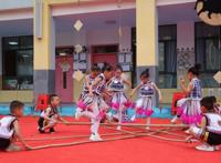 跳布依舞蹈、制作花米饭、吃红鸡蛋，今天这个幼儿园超级热闹！