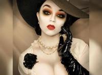 美女cos《生化危机8》吸血鬼贵妇这身姿爱了爱了