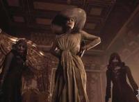 PS杂志封面变“黄”了！《生化危机8》贵妇人华贵亮相