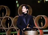 肖战、赵丽颖获评超级风云男女演员