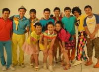 放下书包的第一件事，就是坐在电视机前守着