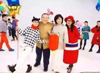 放下书包的第一件事，就是坐在电视机前守着