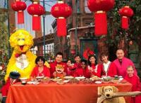 放下书包的第一件事，就是坐在电视机前守着