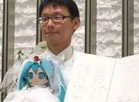 不顾一切将初音未来娶回家的男子，看到现状，网友纷纷表示：酸了