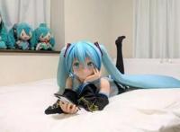 不顾一切将初音未来娶回家的男子，看到现状，网友纷纷表示：酸了