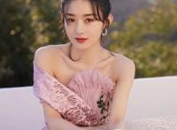 赵丽颖直播，参加《寻龙传说》晚宴生图好美，谈配音难度引好奇心