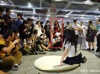 日本一男子偷《租借女友》漫画被捕！LiSA《红莲华》下载量破百万