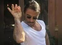 《现实主义勇者的王国再建记》男主摆出撒盐哥经典动作，看笑了