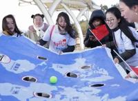 啊啊啊!湖州这里“下雪”了!有人在看冰雕、玩定向……