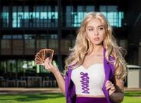 来自动画当中的美丽女角，经真人扮演后为之惊艳！