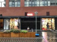 三里屯这家网红抓娃娃店重装开业，他们冒雨都要去！