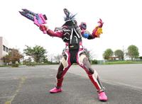 假面骑士圣刃第九话剧照公开：大秦寺化身剑闪，新老婆登场了！