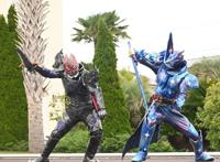 假面骑士圣刃：莲回归主角团，双剑上的围巾暗示天灾已经退场了！