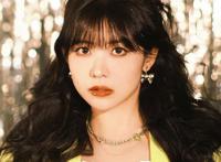 赖美云开启云端游乐园生日会波浪卷发搭配小西装复古潮流