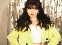 赖美云开启云端游乐园生日会波浪卷发搭配小西装复古潮流